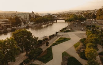 В Тбилиси прошла первая мирная ночь протестов: без столкновений, но с задержаниями