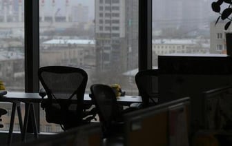 Тело умершей на рабочем месте сотрудницы банка не замечали четыре дня