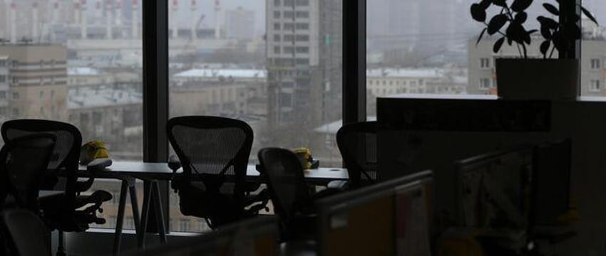 Тело умершей на рабочем месте сотрудницы банка не замечали четыре дня