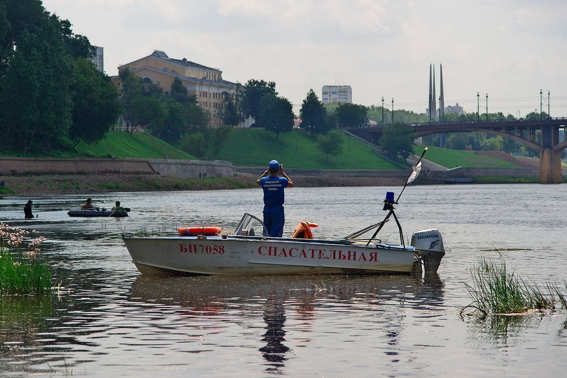 Спасатели ОСВОД на Двине в Витебске. Фото Сергея Серебро
