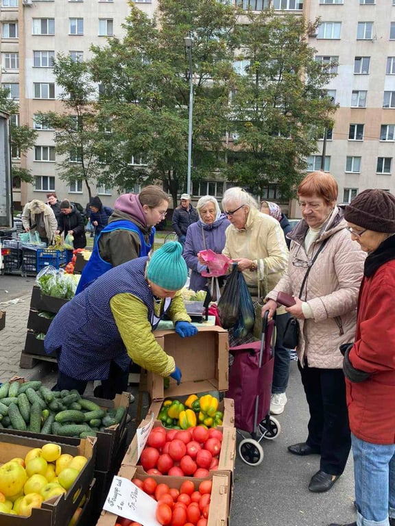 Жители Бреста активно посещают ярмарку у торгового центра «Дидас Персия»