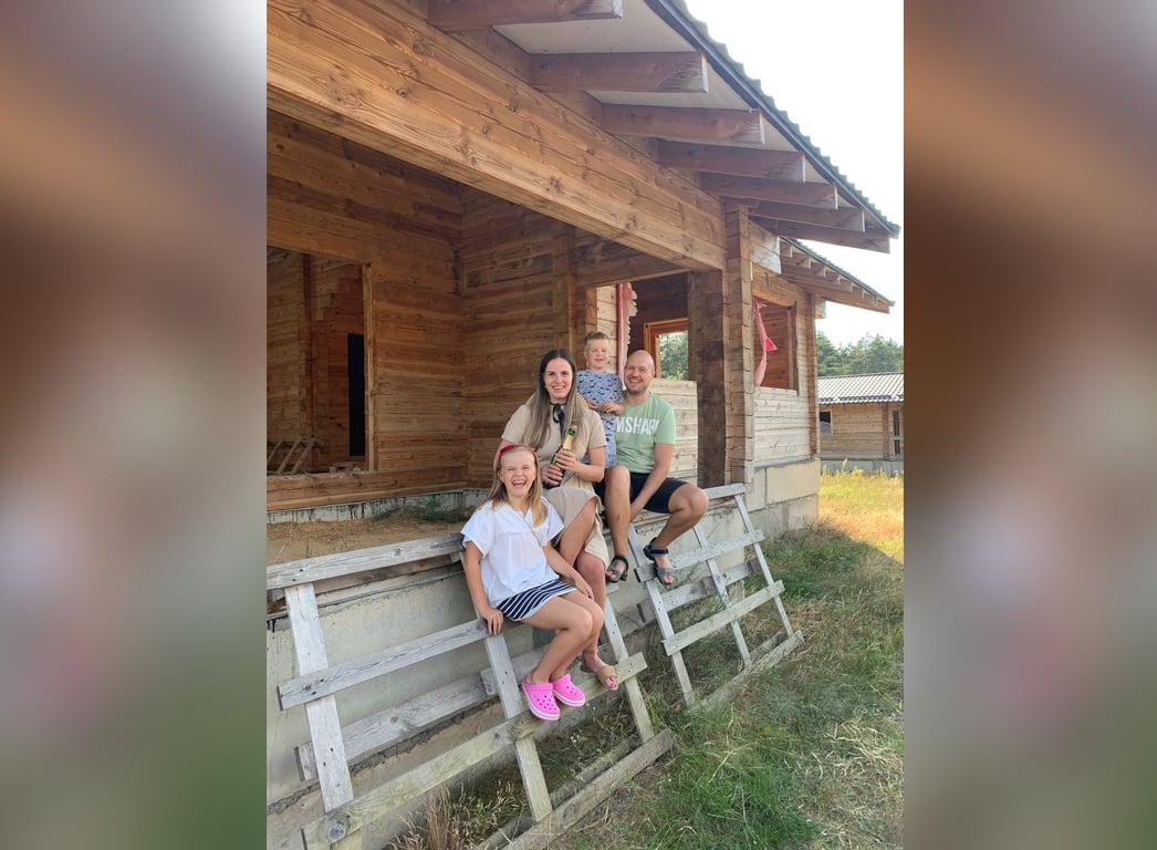 Молодая семья построила уютный дом из старого сруба. Побывали у них в гостях
