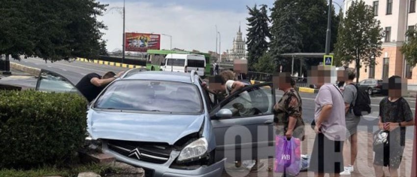 Стало плохо. В Бресте водитель Citroen въехал в ограждение клумбы возле парка