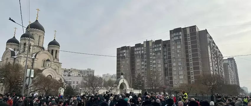 В Москве прощаются с Алексеем Навальным. Люди скандировали: «Навальный! Навальный!»