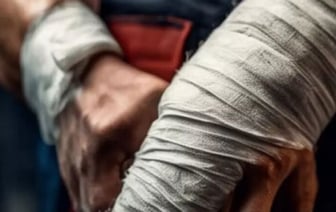 Молодой брестчанин лишился руки на производстве, но ему не хотели выплачивать компенсацию. Чем все закончилось