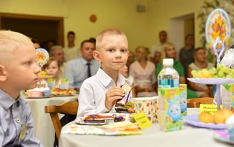 Школьные портфели первоклассникам вручили глава Советского района Гомеля и депутаты