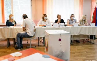 «Военных смело подключайте». Лукашенко заявил, что членов избиркомов «поддавливают» противники власти