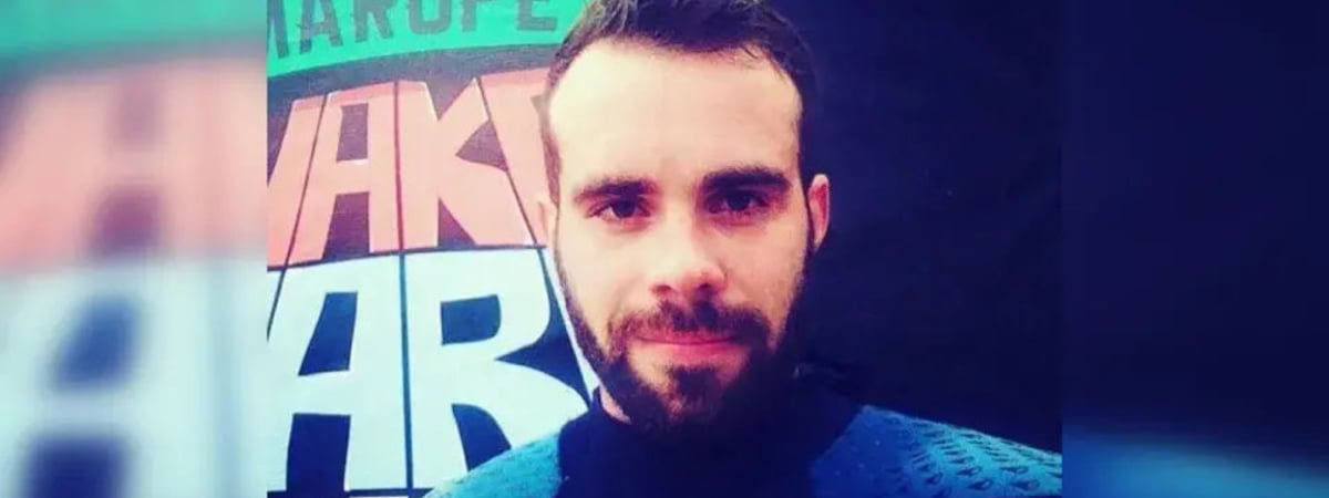 Белорусский экс-политзаключенный ударил молотком по стене Кремля