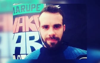 Белорусский экс-политзаключенный ударил молотком по стене Кремля