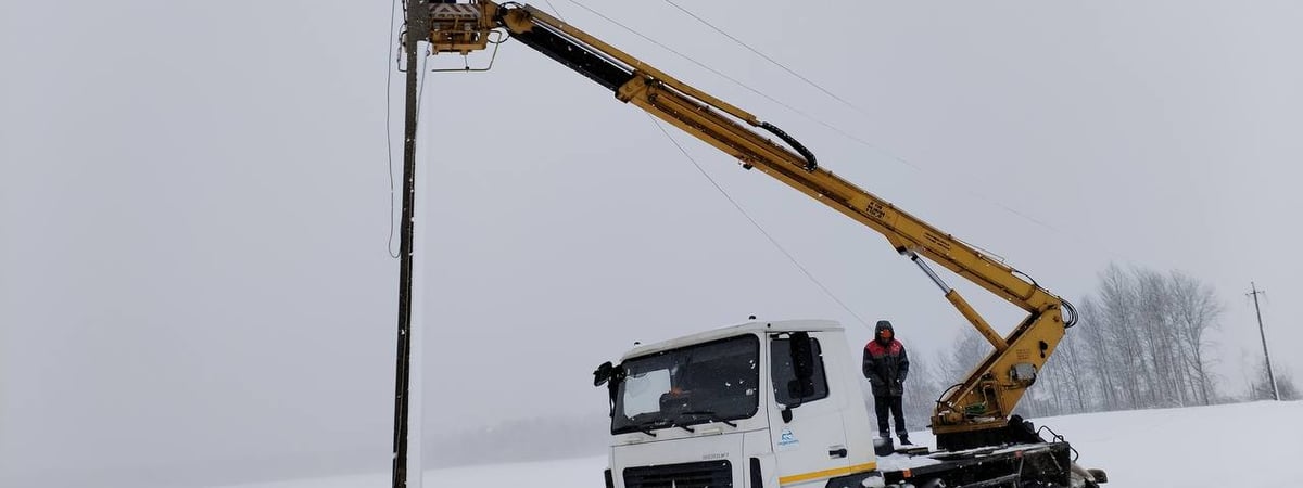 Энергетики из Гродно уехали в Могилев, чтобы восстановить энергоснабжение после снегопадов