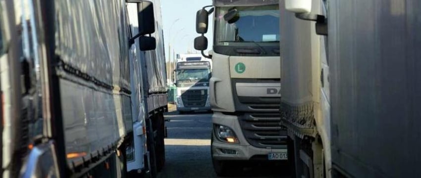 Тысячи фур собрались у пункта пропуска «Кукурыки»