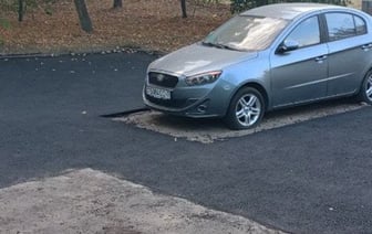 В одном из дворов Минска асфальт уложили вокруг припаркованного авто