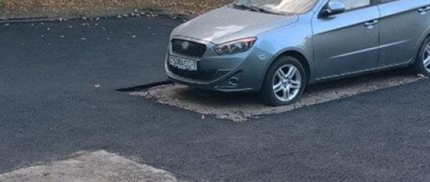 В одном из дворов Минска асфальт уложили вокруг припаркованного авто