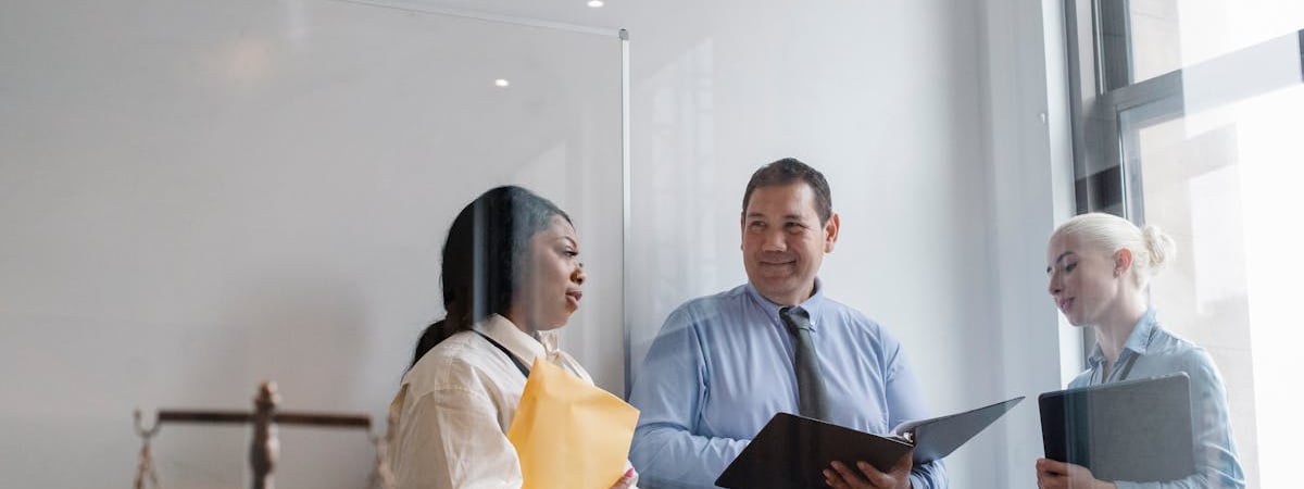 «Адвокат просто офигела». Белорусы за пределами шенгенской зоны, у которых скоро закончится паспорт, — о своем плане действий