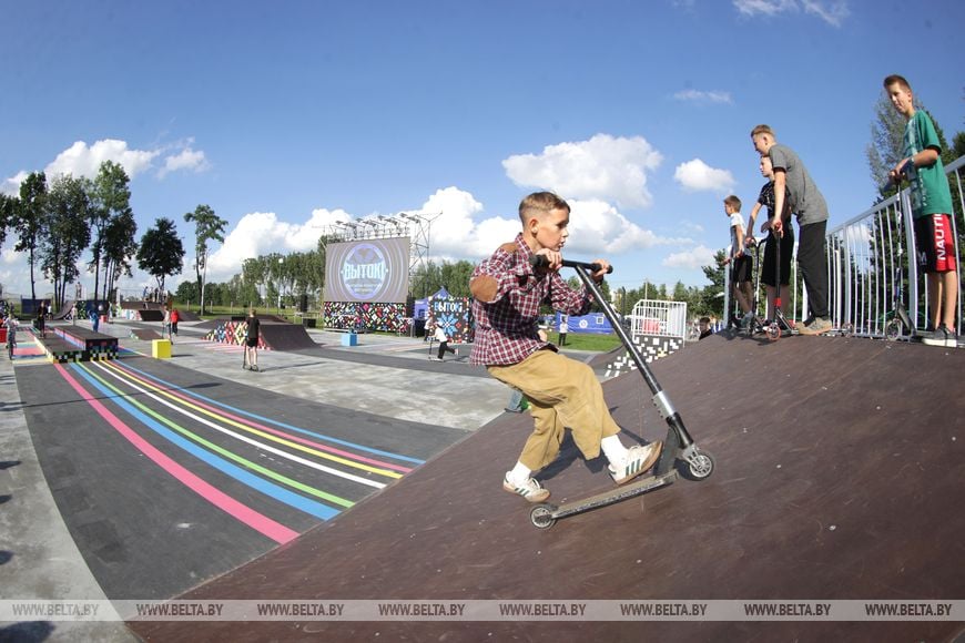 Красочный фейерверк юбилейного ХХ культурно-спортивного фестиваля «Вытокi» в Пружанах