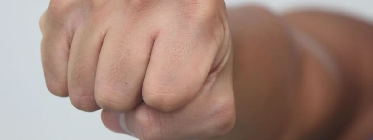 В Новогрудке муж чуть не задушил свою жену — что случилось