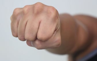 В Новогрудке муж чуть не задушил свою жену — что случилось