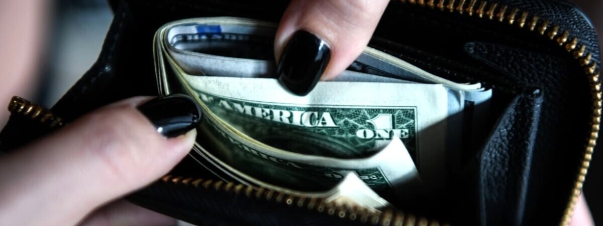 Доллар за сутки упал на 0,52%, а российский рубль взобрался на максимум за полгода. Что с евро?