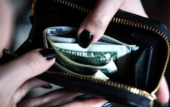 Доллар за сутки упал на 0,52%, а российский рубль взобрался на максимум за полгода. Что с евро?