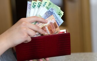 Кому в Беларуси пообещали зарплаты больше 7 тыс. рублей? Нашли 35 вакансий