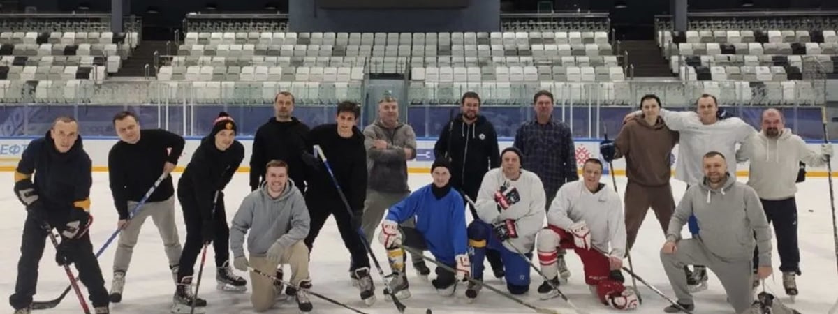 Сотрудников Академии наук Беларуси начали учить играть в хоккей
