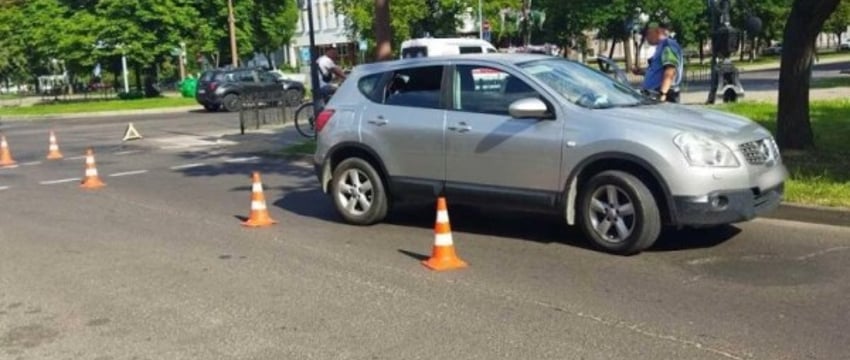 В Бресте водитель Nissan сбила девушку на электросамокате