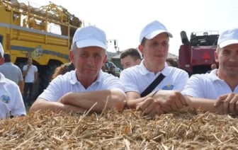 Под Брестом механизаторы «виртуозили» на тракторах с соломой