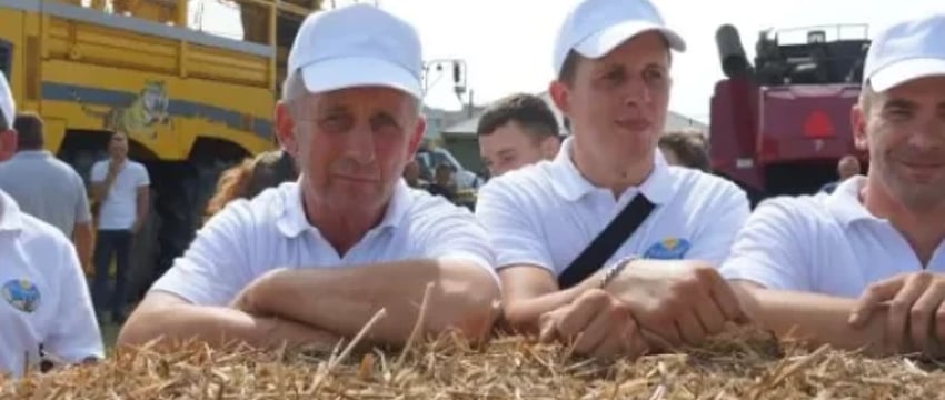 Под Брестом механизаторы «виртуозили» на тракторах с соломой