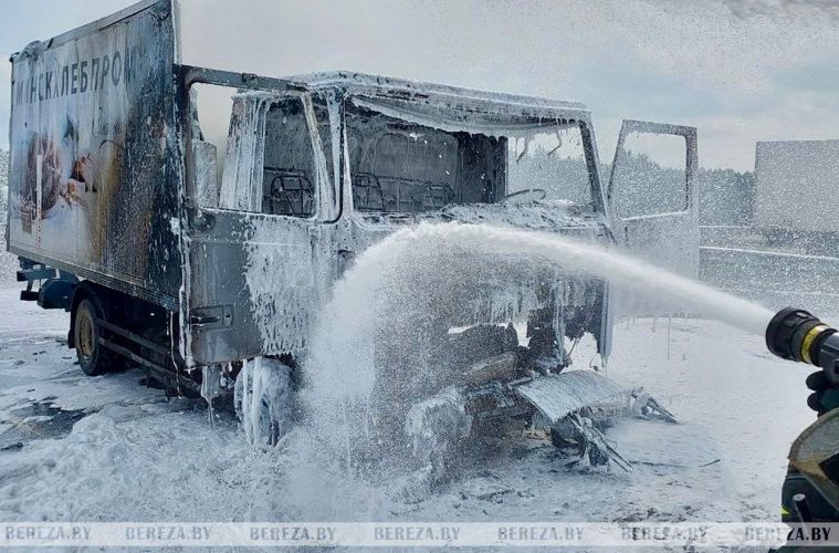 В Березовском районе на М1 сгорел грузовик. Подробности