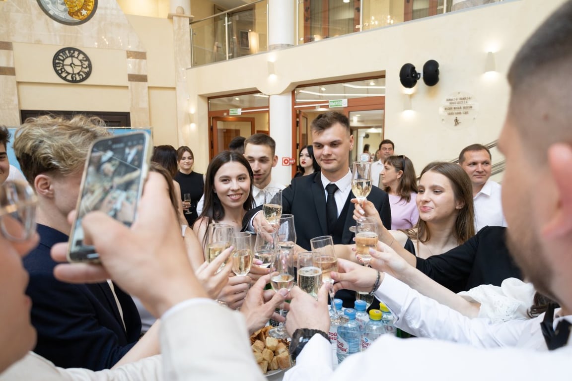 В Бресте для лучших студентов БрГТУ в театре кукол состоялся выпускной бал