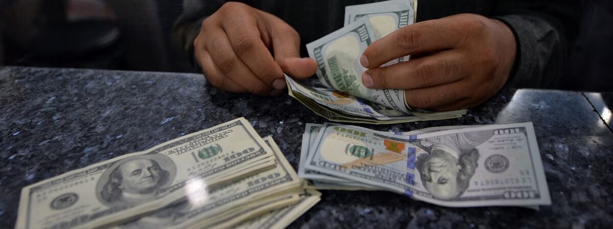 Евро упал на 0,69%, доллар — на 0,13%. С какими курсами белорусы ушли на выходные?