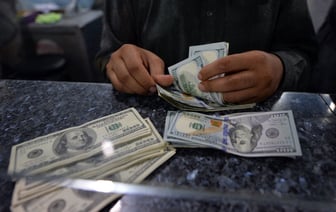 Евро упал на 0,69%, доллар — на 0,13%. С какими курсами белорусы ушли на выходные?