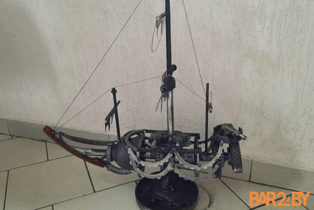 «Для кого-то мусор, а для меня материал для творчества». Необычные статуэтки из старых автозапчастей создает житель Барановичей