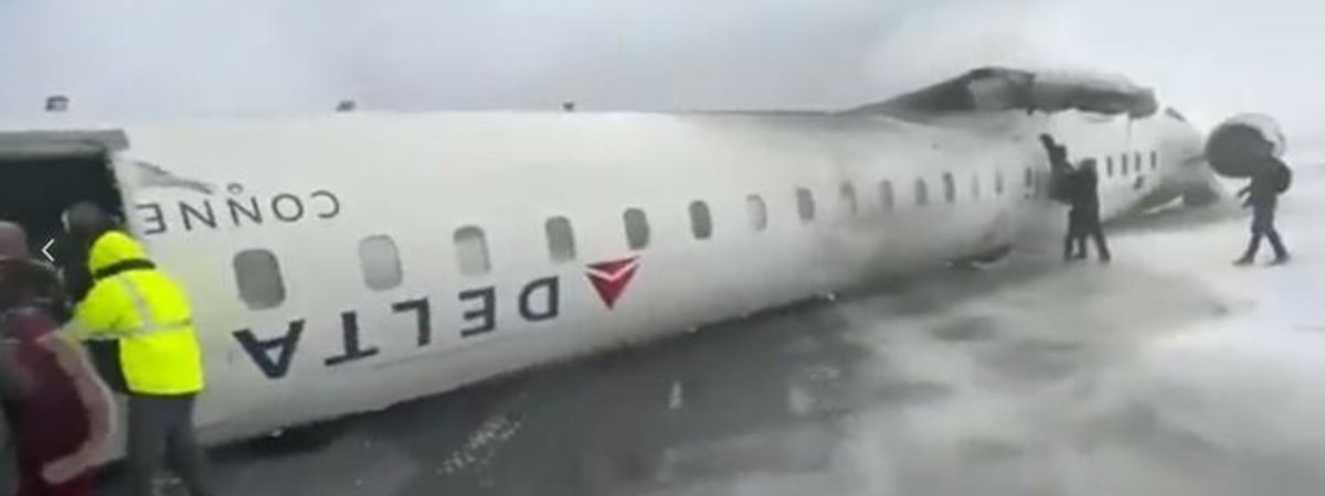 Пассажирам разбившегося в Торонто самолета предложили по 30 тысяч долларов компенсации