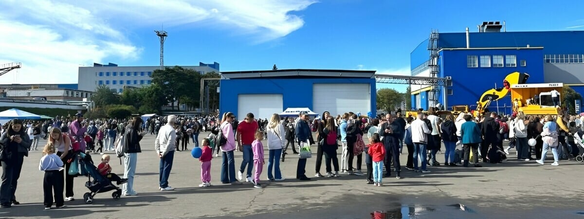 Белорусы заметили очередь из сотни человек, которая растянулась «где-то на 50 метров». За чем стояли? — Видео