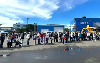 Белорусы заметили очередь из сотни человек, которая растянулась «где-то на 50 метров». За чем стояли? — Видео