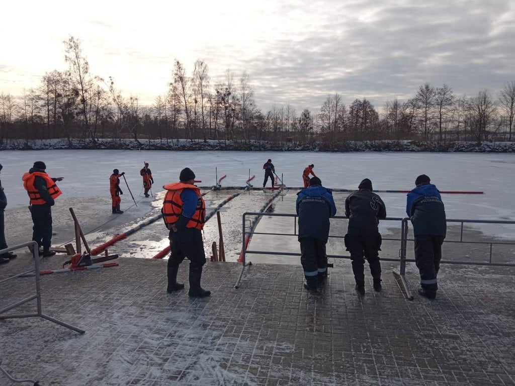 В Бресте готовят дорожки для зимнего заплыва. Фотофакт