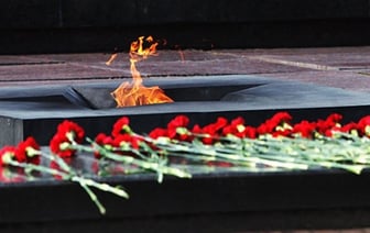 В Беларуси наказали мужчину, который прикурил сигарету от Вечного огня