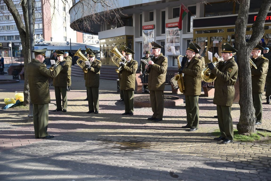 Военнослужащие 38-ой Брестской отдельной гвардейской десантно-штурмовой бригады поздравили брестчанок с Днём женщин