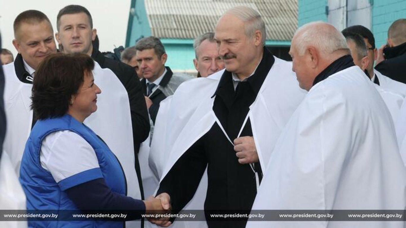 Александр Логвин (второй слева) охраняет Александра Лукашенко во время поездки в Слуцкий район. Октябрь 2023 года. Фото: president.gov.by