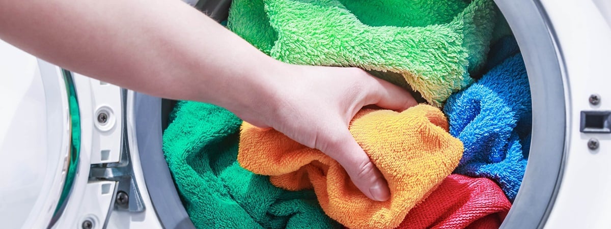 Эту ошибку при стирке полотенец допускают многие. Эксперты рассказали, что делает их жесткими — Полезно
