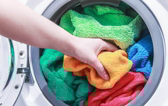 Эту ошибку при стирке полотенец допускают многие. Эксперты рассказали, что делает их жесткими — Полезно