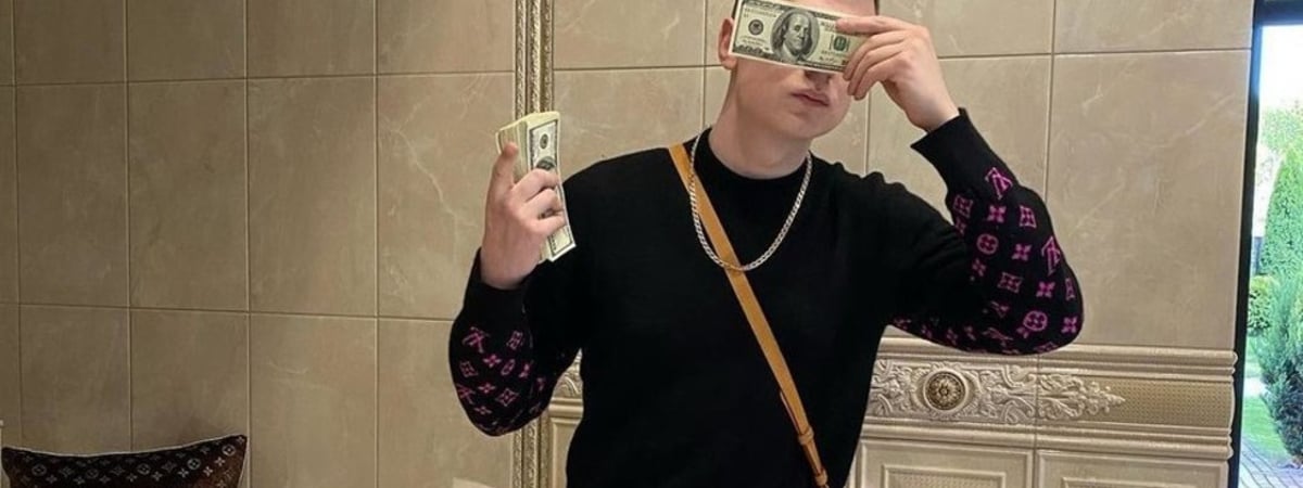 Белорусский трэш-блогер Mellstroy устроил в Москве дождь из денег. Он разбросал над толпой 75 тысяч долларов