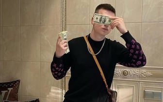 Белорусский трэш-блогер Mellstroy устроил в Москве дождь из денег. Он разбросал над толпой 75 тысяч долларов