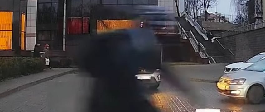 «Велосипедист плюнул мне на капот». Случай в центре Минска