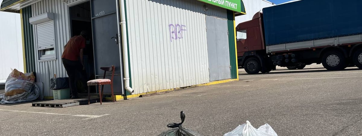 Семья собирает крышечки и пакеты — сколько можно заработать на мусоре в Гродно