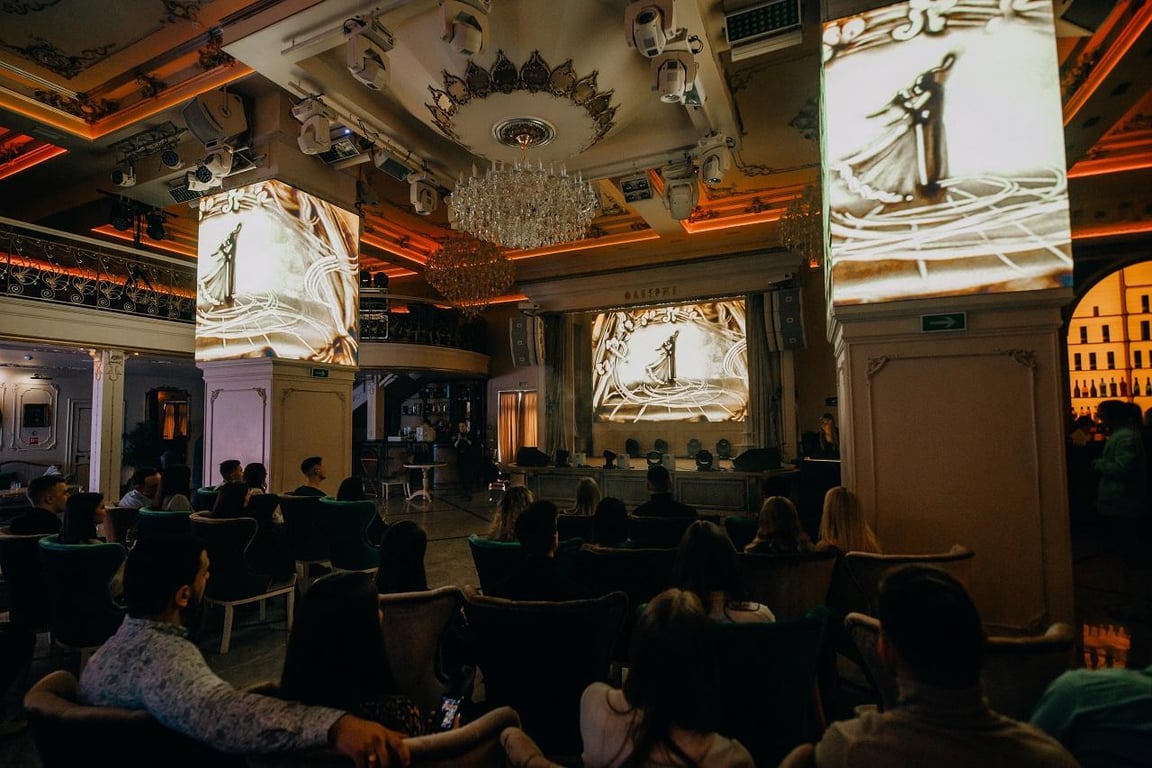 Ушла из найма, чтобы устраивать зрелищные шоу с песком. Вот как белоруска развивает необычный бизнес