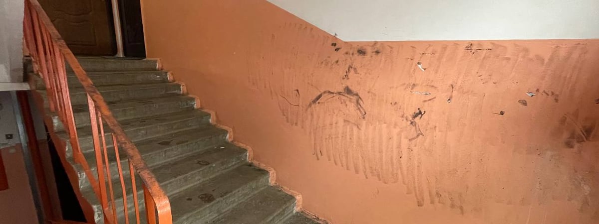 В Гродно мужчины решили выяснить отношения в подъезде — драка закончилась больницей