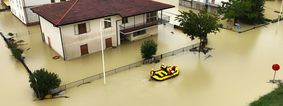 «Река взорвалась» — В Италии из-за шторма «Борис» эвакуировали более 1000 человек — Видео