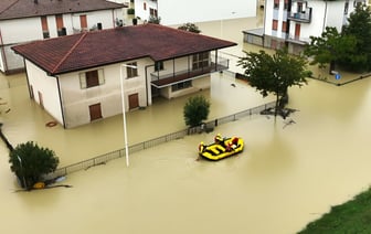 «Река взорвалась» — В Италии из-за шторма «Борис» эвакуировали более 1000 человек — Видео